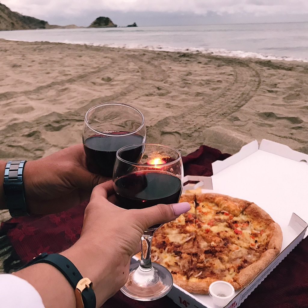 pareja disfrutando del vino con pizza