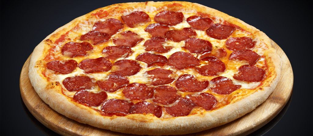 pizza grande de pepperoni con fondo negro