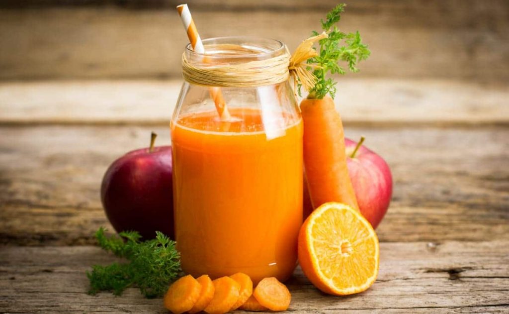 vaso de jugo de zanahoria