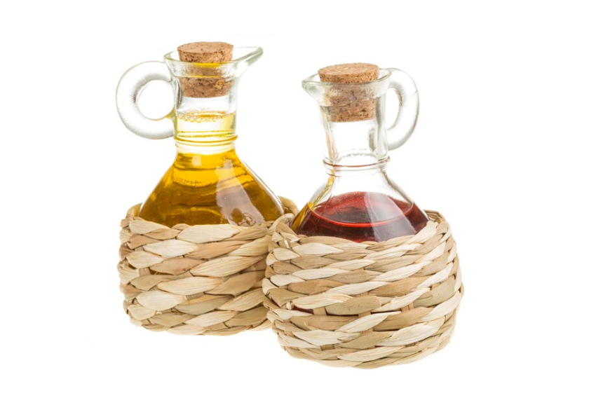 botella con aceite y aceite de vino tinto