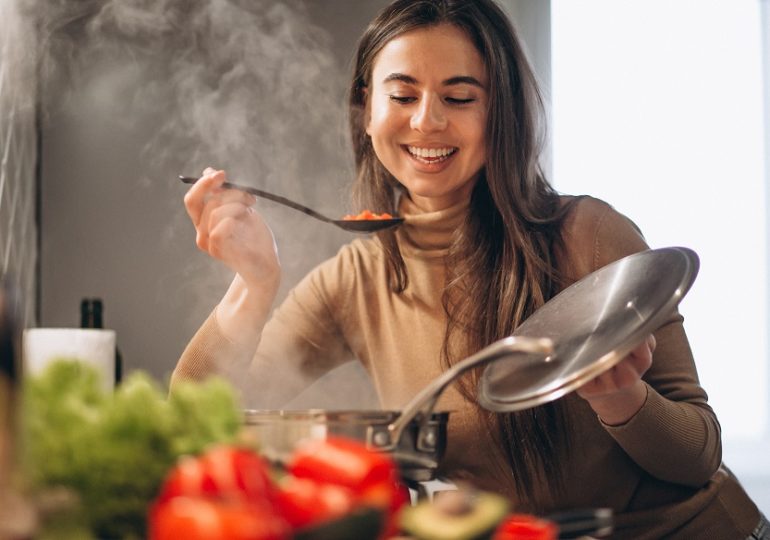 mujer cocinando saludable