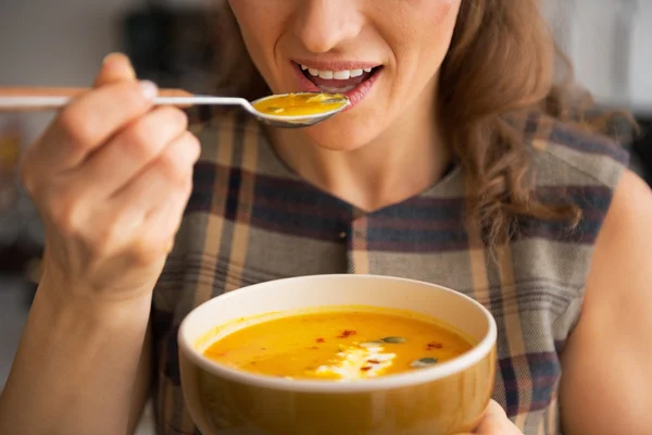 Mujer comiendo sopa 
