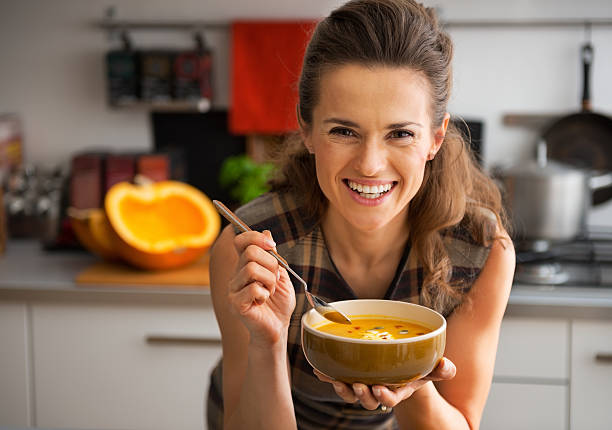 Mujer con plato de sopa en las manos