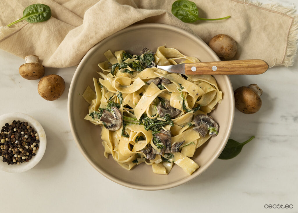 Pasta de champiñones con espinaca 