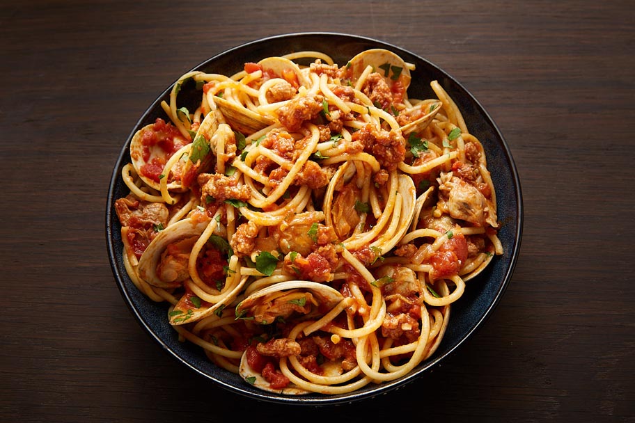Pasta picante con almejas