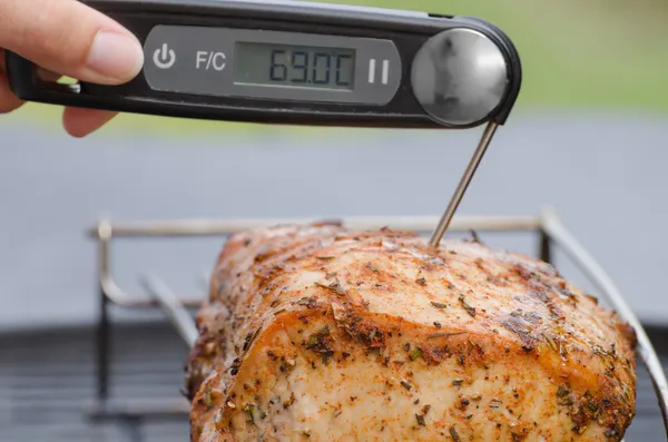 Usa un termómetro de cocina para carnes